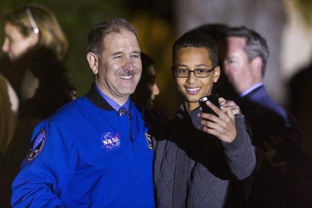 Ahmed Mohamed macht ein Selfie mit Ex-Astronaut John Grunsfeld