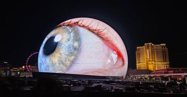 Riesiges Auge über Las Vegas. Das mit LED-Bildschirmen überzogene Gebäude The Sphere macht es möglich.