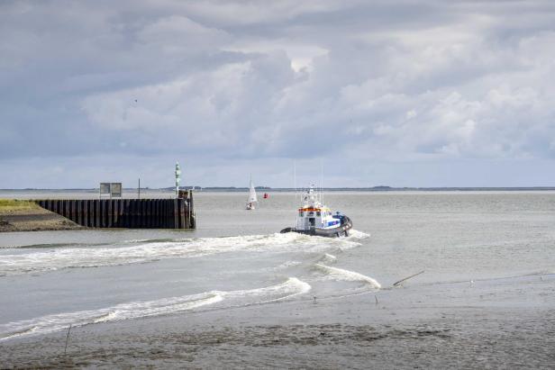 One dead and several injured in fire on cargo ship near Ameland