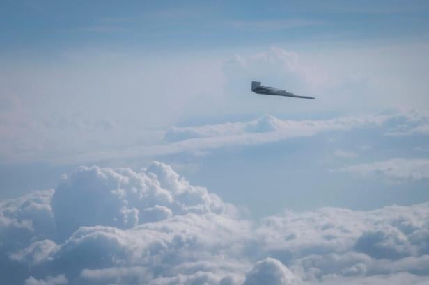 Dieses Bild des B-2 wurde von einer KC-46A aus aufgenommen, während der Übung Red Flag-Alaska