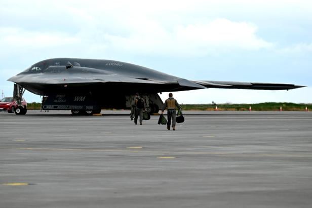 B-2-Bomber am Flughafen Keflavik, vor dem Start zur Mission