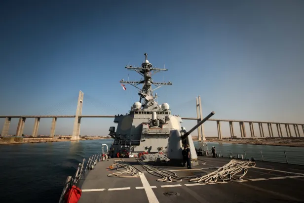 Die USS Carney durchquert den Suezkanal. 