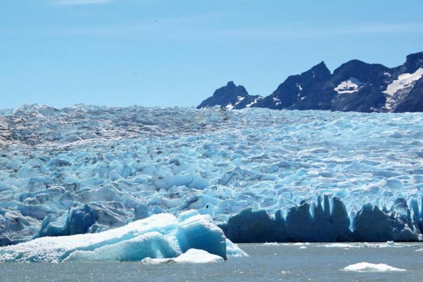 Iceberg breaking off in Antarctica is 'common phenomenon', says Chilean glaciologist