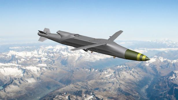 Eine graue Lenkwaffe fliegt über schneebedeckte Berge.