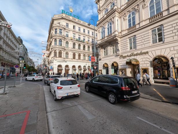 Blick auf die Kärntner Straße in Wien mit dem Geschäft Popp & Kretzschmer und einem Rolex-Gebäude.