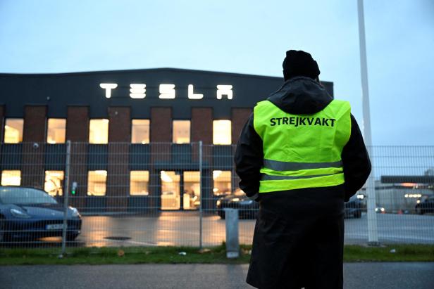 Strike outside Tesla's Service Center in Segeltorp