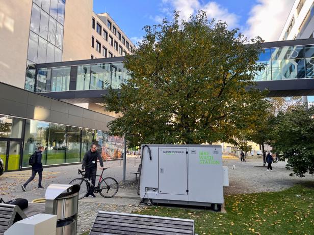 Die Fahrrad-Waschanlage befindet sich bei der FH Technikum Wien