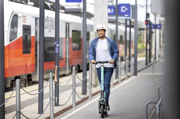 Vom E-Scooter auf den Zug oder umgekehrt: Die Bahn verbindet ländliche Gebiete am schnellsten mit Innenstädten