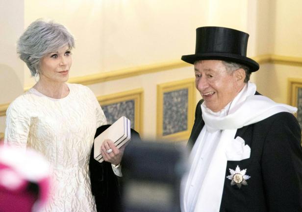 OPERNBALL: PRÄSENTATION DER ABENDROBE VON LUGNER-GAST JANE FONDA - FONDA/LUGNER