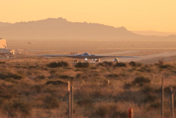 B-21 hebt zum Erstflug ab