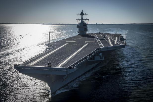 Die USS Gerald Ford mit ihrem prominenten Antennen-Masten.