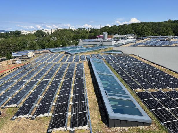 Auf den Dächern der Therme Wien gibt es sowohl südlich als auch Ost-West-ausgerichtete PV-Module