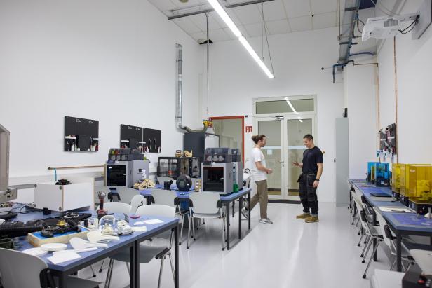 Studierende im Additive-Manufacturing-Lab AMSEL der FH Campus Wien