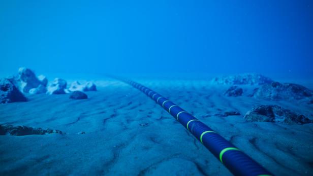 Unterseekabel stellen Internetverbindungen zwischen Kontinenten her.