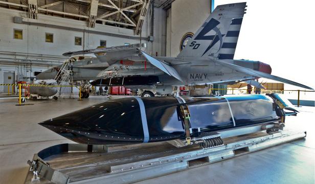 AGM-158C im Hangar eines Flugzeugträgers