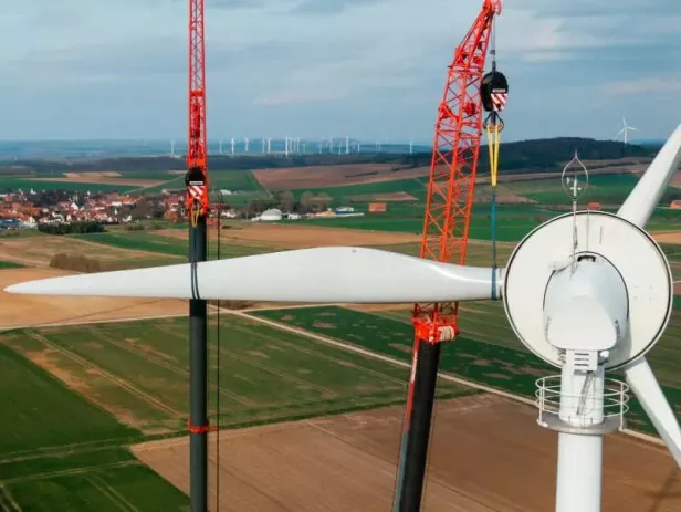 Die Rotorblätter werden beim Windrad in der Nähe von Kassel ausgetauscht.