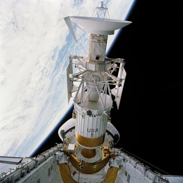 Die Raumsonde Magellan wird vom Space Shuttle Atlantis freigelassen.