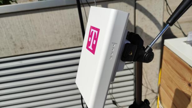 Auf der 5G Advanced Antenne erkennt man einen kleinen Hinweis auf die Millimeterwellen