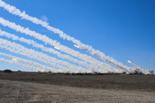 M270 MLRS starten Raketen bei einer Übung