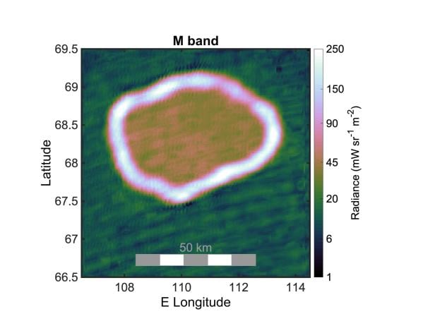 Ein typischer Lavasee auf Io, aufgezeichnet mit JIRAM. Der helle Ring ist die flüssige Lava am Rand des Sees