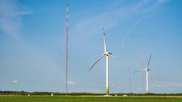 Sensoren auf hohen Masten messen Windströmungen direkt rund um Windkraftanlagen im Forschungswindpark Wivaldi in Krummendeich