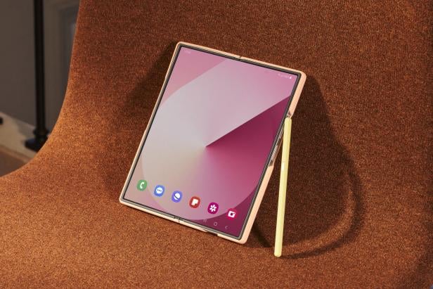 Samsung Galaxy Fold6 in Hülle mit optional erhältlichem S Pen