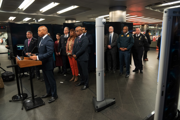 Im März präsentierte der Bürgermeister von New York City den neuen Waffen-Detektor in der U-Bahn.