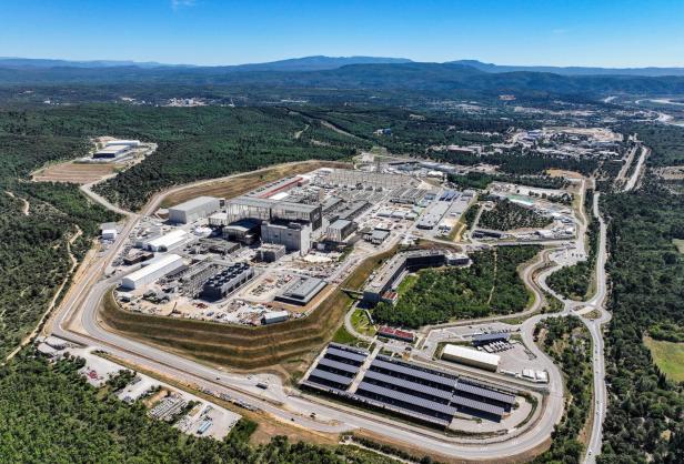 Das riesige Betriebsgelände von ITER auf einem Foto von Juni 2024: Sieht immer weniger nach Baustelle aus