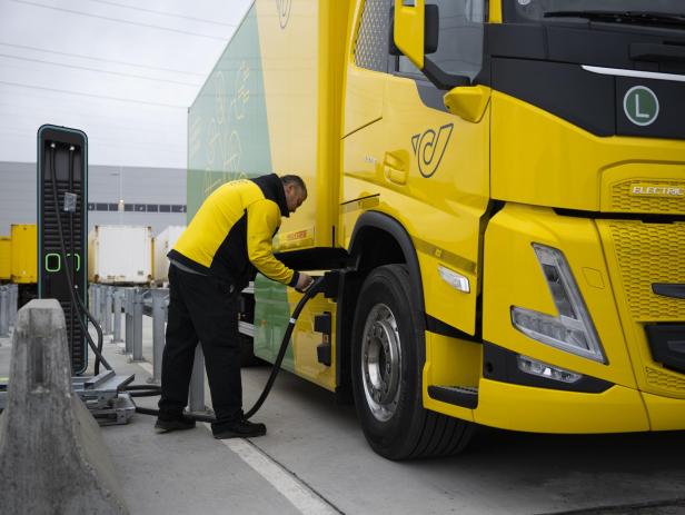 Einer der Volvo E-Lkw der Post bei der Schnellladestation