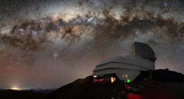 Im Rubin Observatorium (Chile) breiten Satelliten Schwierigkeiten, weil sie die Sicht auf die Milchstraße verschlechtern. 