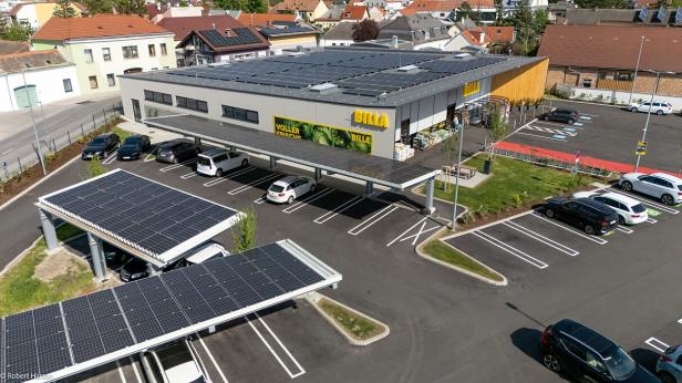 Bei dieser Supermarktfiliale in Oberwaltersdorf wurden Parkplätze mit PV-Modulen überdacht