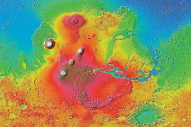 Der Olympus Mons (links) mit 3 weiteren Vulkanen (in einer Reihe rechts).