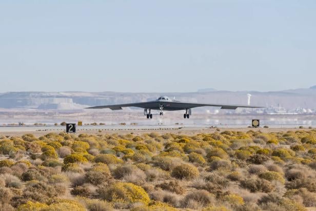 Neues Video zeigt Stealth-Bomber B-21 Raider im Flug