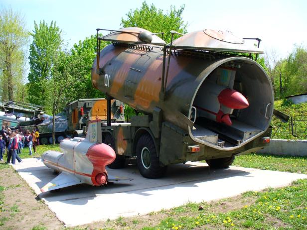 Tu-143 und Starter-Lkw in einem Museum in der Ukraine