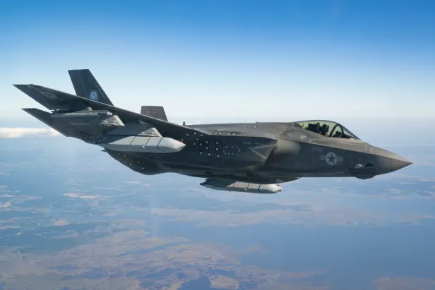  Eine F-35 Lightning II mit der LRASM.