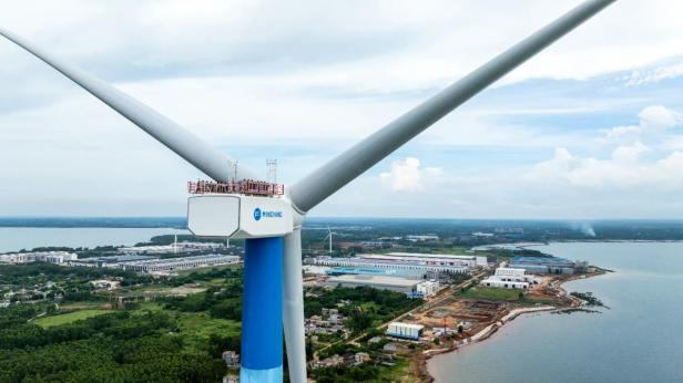 Noch steht das chinesische Mega-Windrad an der Küste, später soll es jedoch Teil einer Offshore-Anlage am Meer werden.