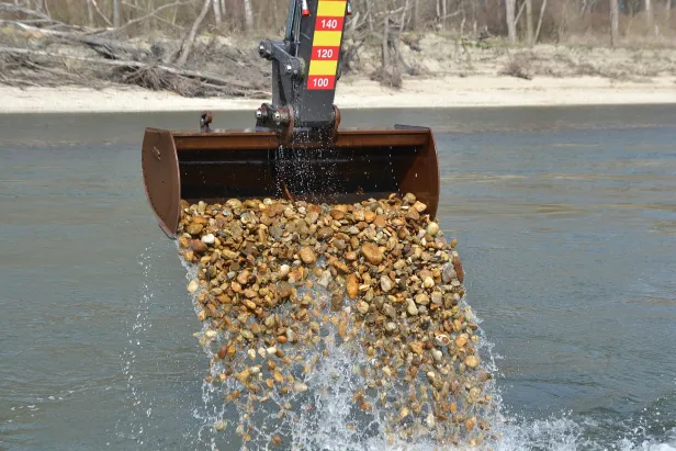 Sedimentbaggerung in der Donau.