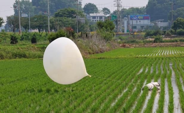 South Korea resumes loudspeaker broadcasts in response to the North's trash-carrying balloons