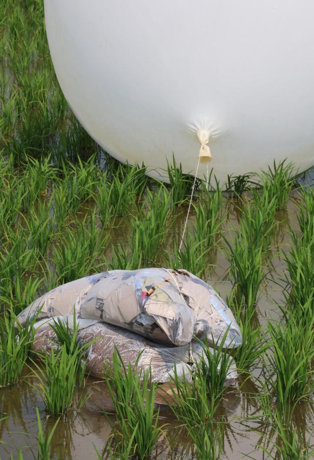 South Korea resumes loudspeaker broadcasts in response to the North's trash-carrying balloons