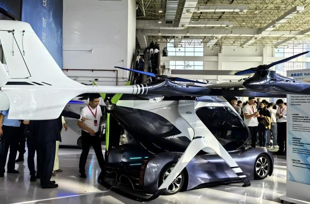 Das komplette Flugauto bei der chinesischen Messe. 