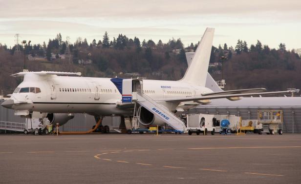 Eine Boeing 757, bekannt als „The Catfish“, steht auf einem Flugfeld.