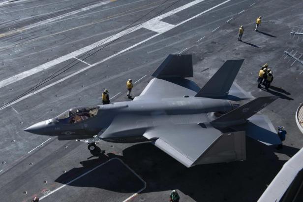 F-35C mit hochgeklappten Flügeln an Bord der USS Nimitz