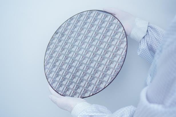 Das ist der neue Wafer aus Galliumnitrid, den Infineon kürzlich vorgestellt hat. 