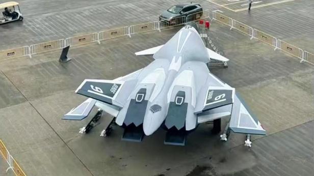 „Chinesischer Kampfjet Weißer Kaiser“.