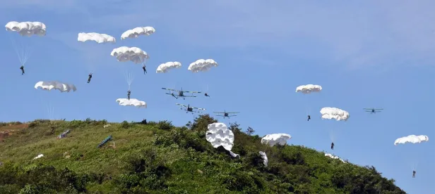 Nordkoreanische Truppen bei einer Übung mit AN-2-Flugzeugen.