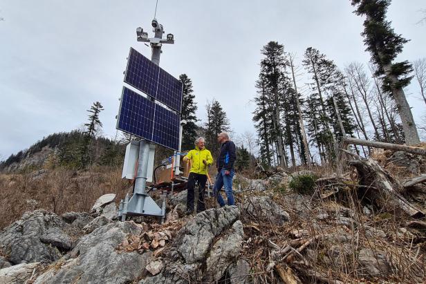 Das Lawinenradar mit Landesgeologe Gerald Valentin (gelbe Jacke) und Leiter der Straßenmeisterei Pinzgau Stefan Oberaigner.