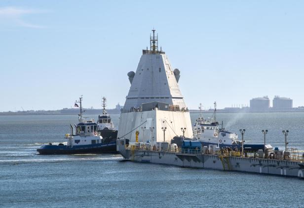 Die USS Zumwalt ist nach den Umbauarbeiten wieder im Wasser