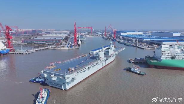 Type 076 beim Verlassen des Docks