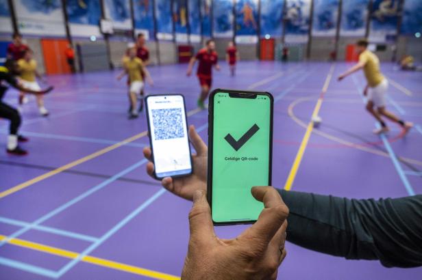 Check-in in einer Sporthalle während der Corona-Pandemie in den Niederlanden