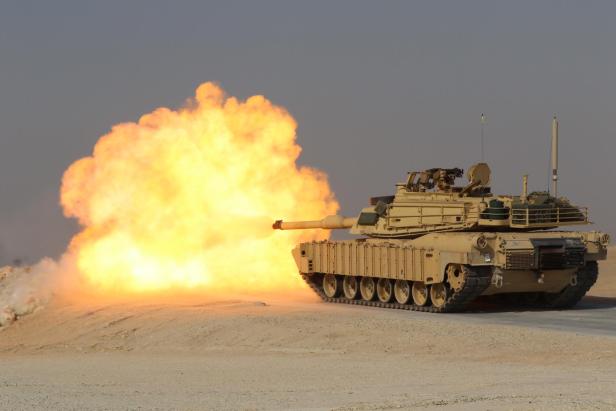 M1 Abrams feuert seine 120mm-Kanone ab.